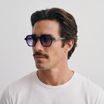 Homme portant les lunettes de soleil Grow Paris PORTOFINO - VIOLET