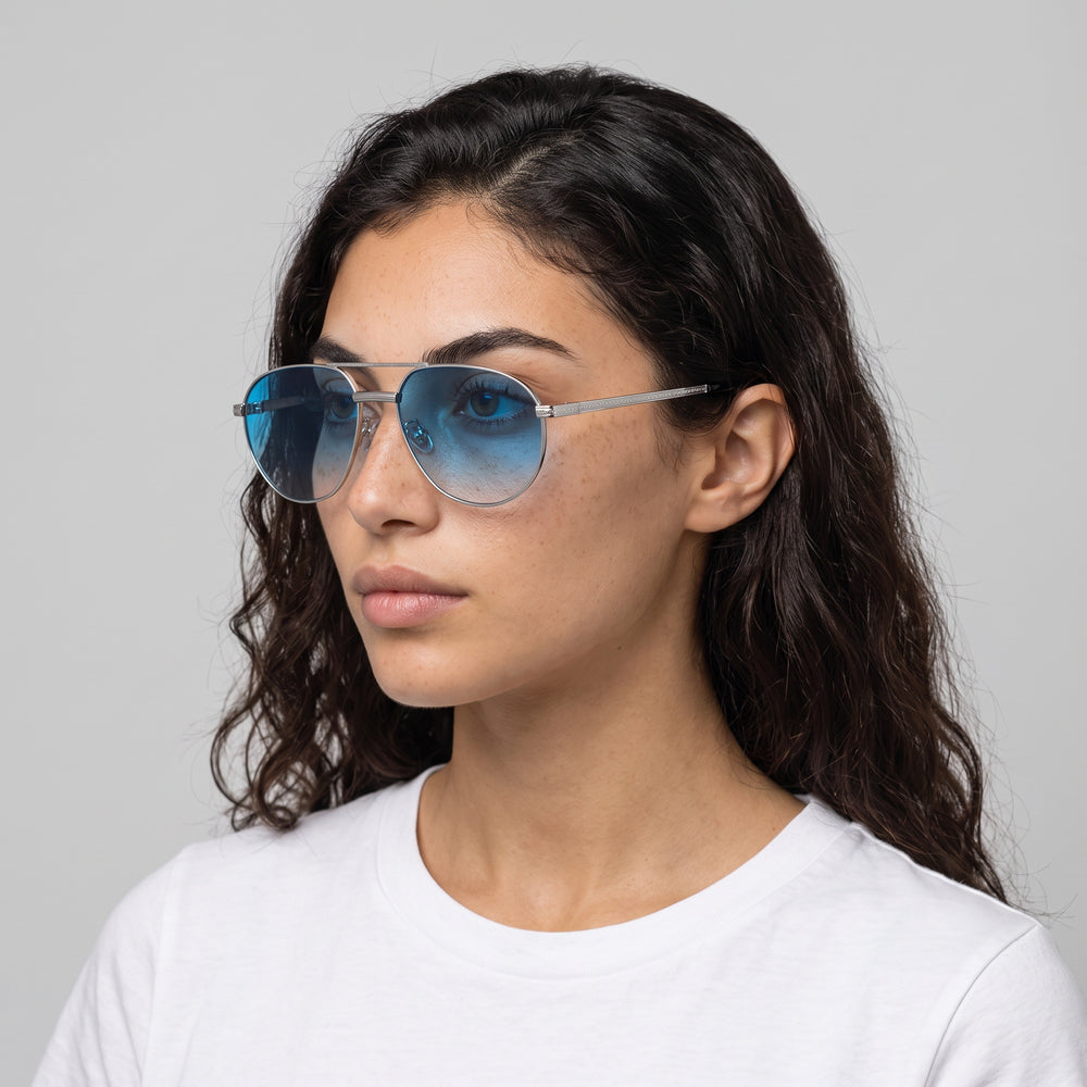 Femme portant les lunettes de soleil Grow Paris RIVIERA - BLEU ARGENT