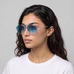 Femme portant les lunettes de soleil Grow Paris RIVIERA - BLEU ARGENT