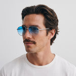 Homme portant les lunettes de soleil Grow Paris RIVIERA - BLEU ARGENT
