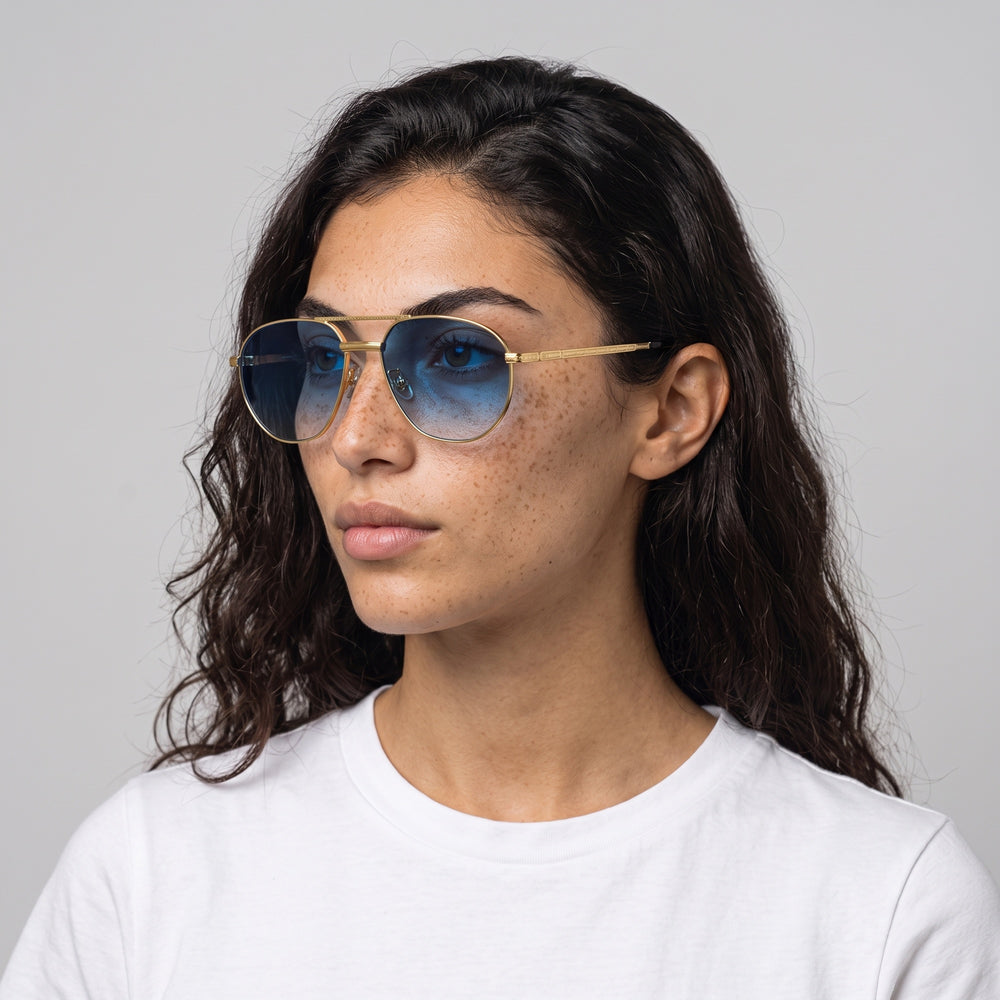 Femme portant les lunettes de soleil Grow Paris RIVIERA - BLEU OR