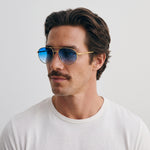 Homme portant les lunettes de soleil Grow Paris RIVIERA - BLEU OR