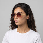 Femme portant les lunettes de soleil Grow Paris RIVIERA - MARRON