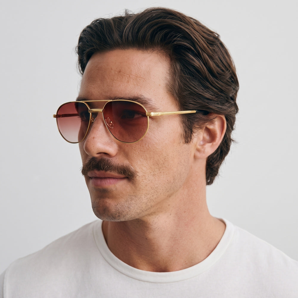 Homme portant les lunettes de soleil Grow Paris RIVIERA - MARRON