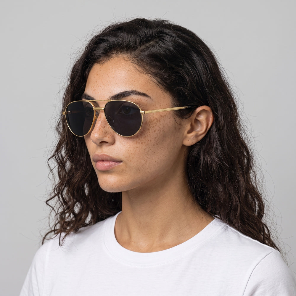 Femme portant les lunettes de soleil Grow Paris RIVIERA - NOIR