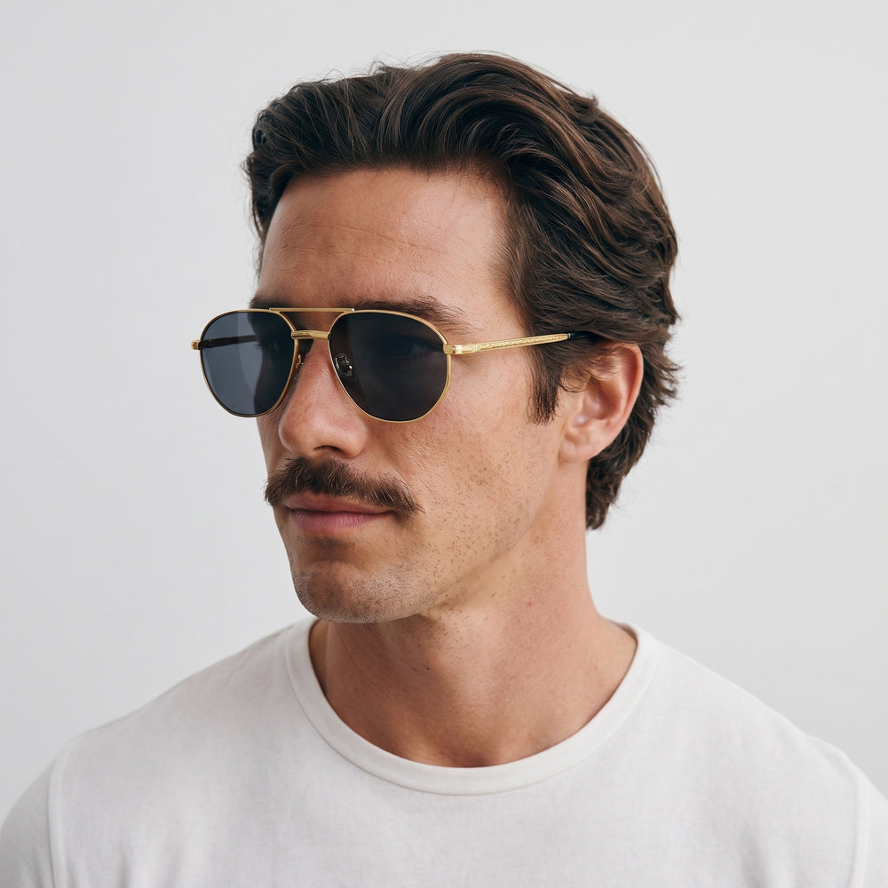 Homme portant les lunettes de soleil Grow Paris RIVIERA - NOIR