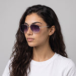 Femme portant les lunettes de soleil Grow Paris RIVIERA - SMOKED