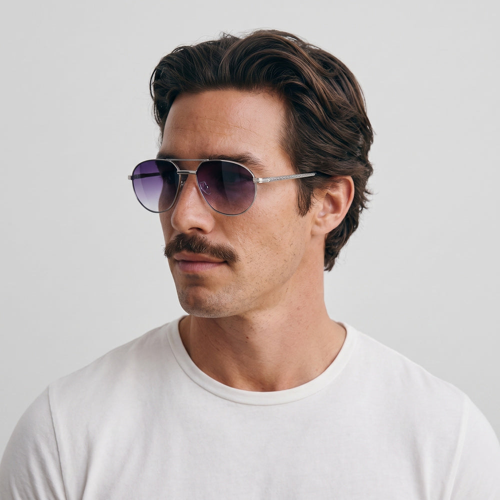 Homme portant les lunettes de soleil Grow Paris RIVIERA - SMOKED