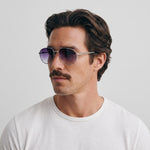 Homme portant les lunettes de soleil Grow Paris RIVIERA - SMOKED