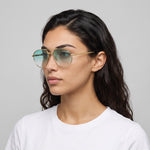 Femme portant les lunettes de soleil Grow Paris RIVIERA - VERT OR