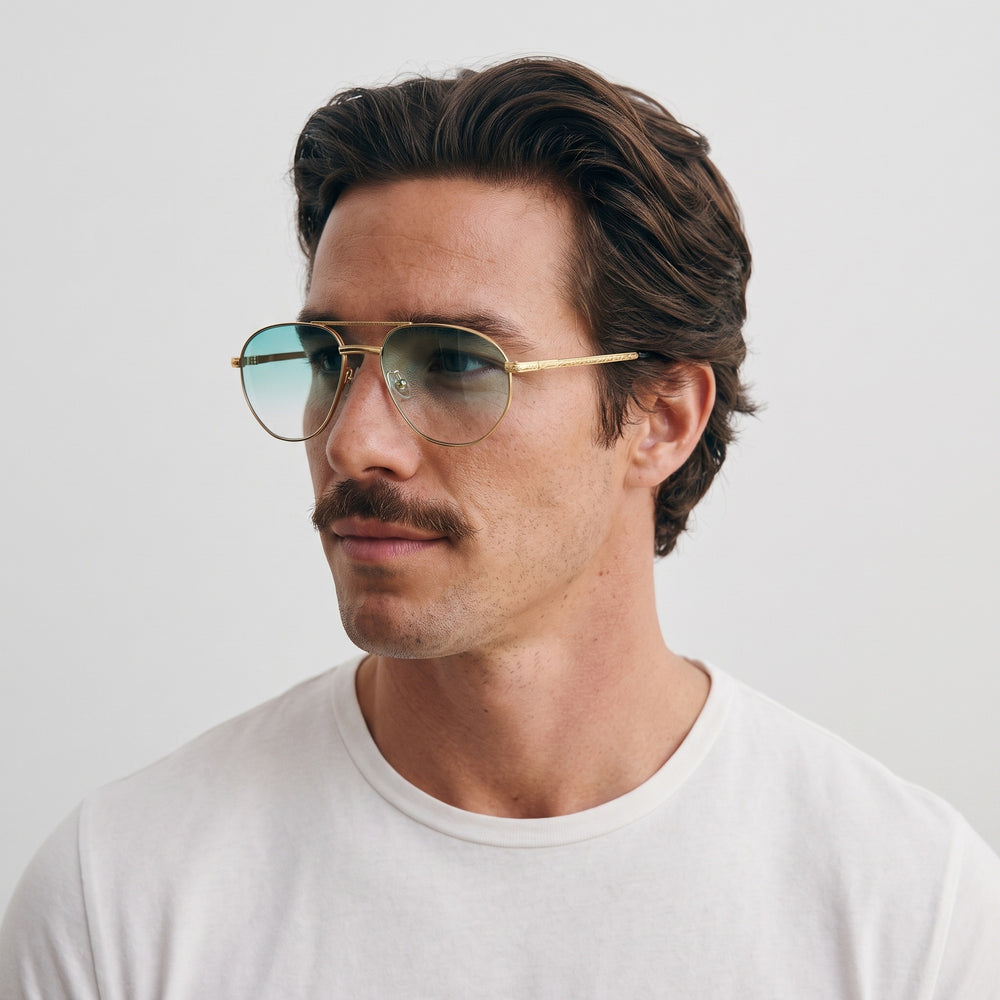 Homme portant les lunettes de soleil Grow Paris RIVIERA - VERT OR