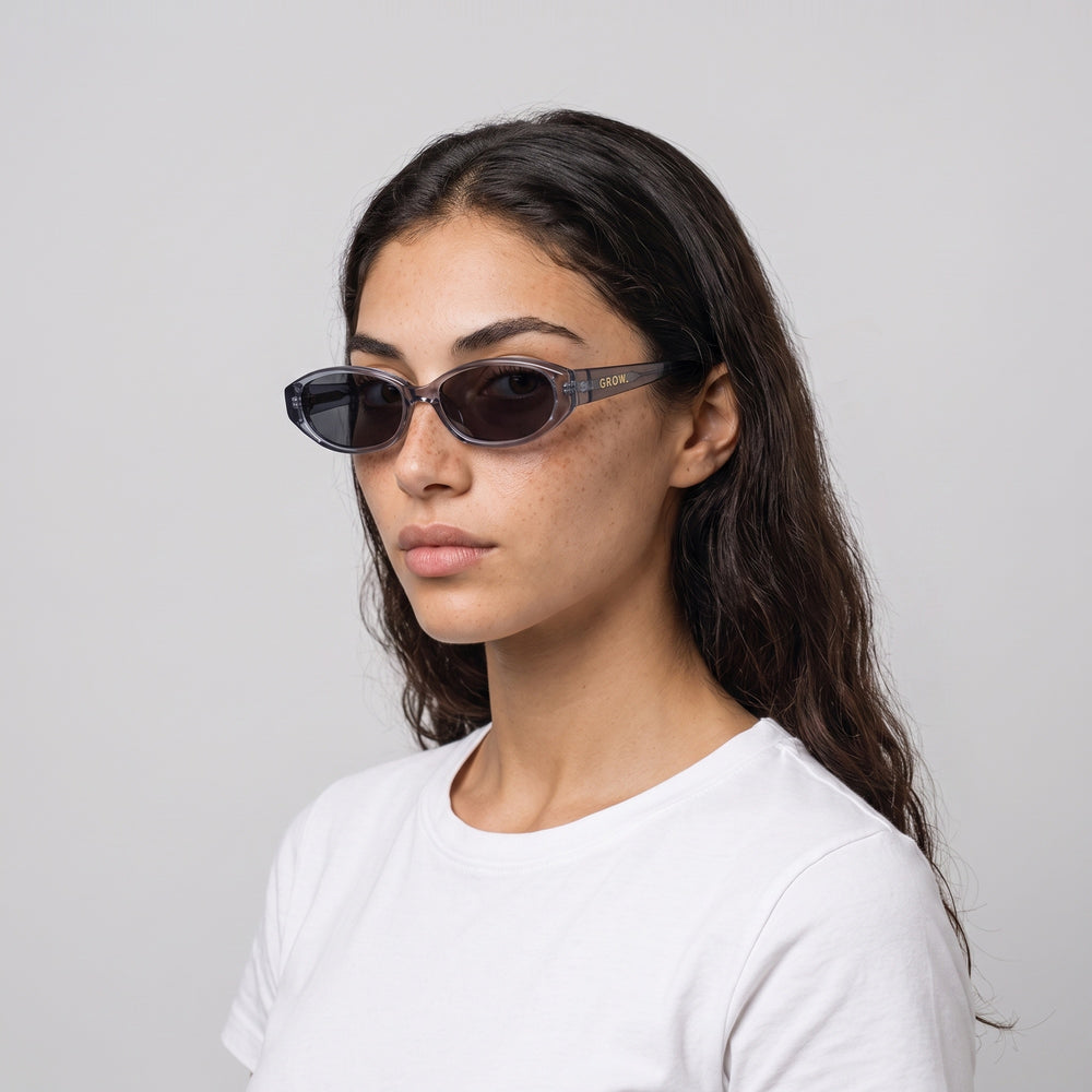 Femme portant les lunettes de soleil Grow Paris SAINT TROPEZ - GRIS