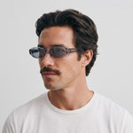Homme portant les lunettes de soleil Grow Paris SAINT TROPEZ - GRIS