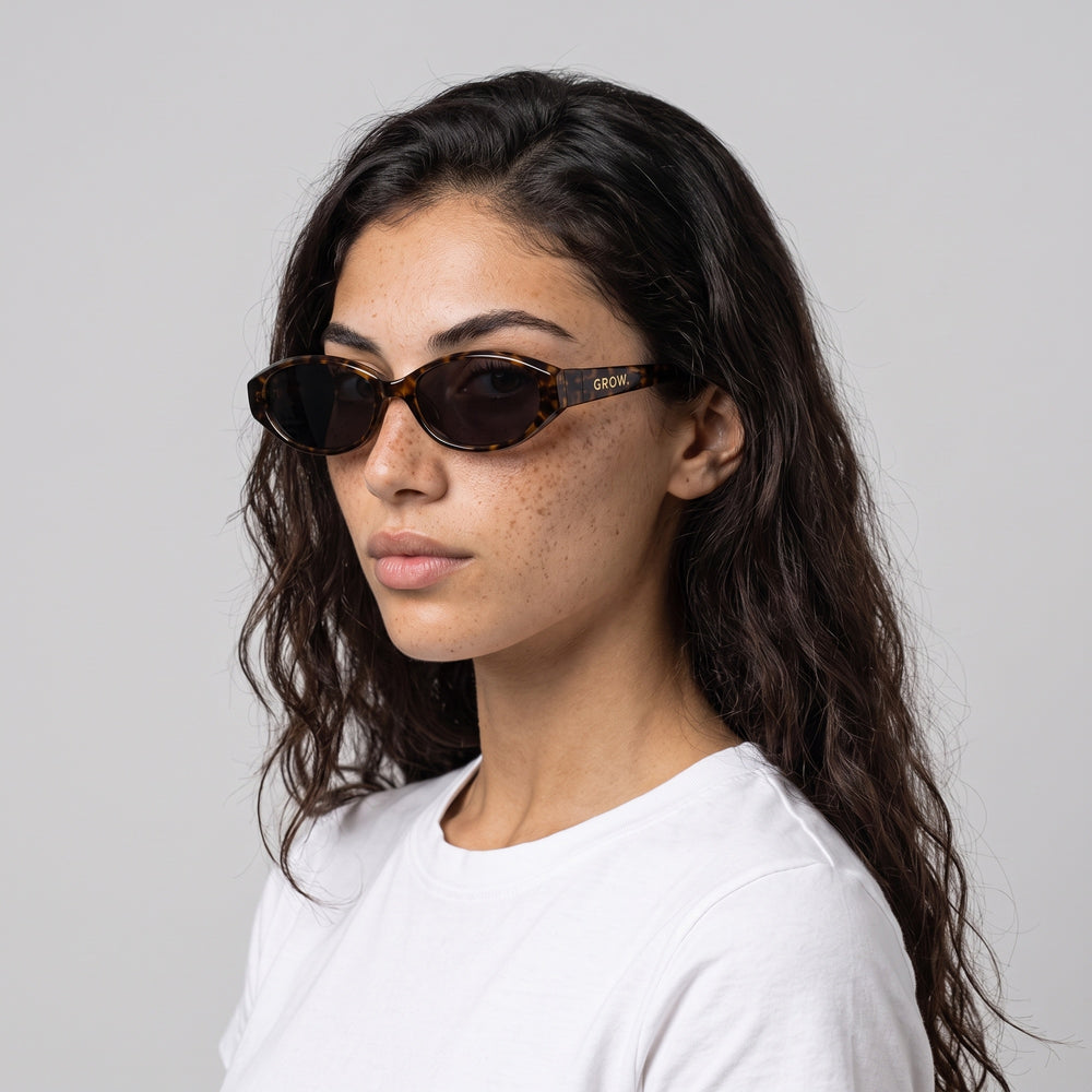 Femme portant les lunettes de soleil Grow Paris SAINT TROPEZ - LEOPARD