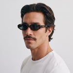 Homme portant les lunettes de soleil Grow Paris SAINT TROPEZ - LEOPARD