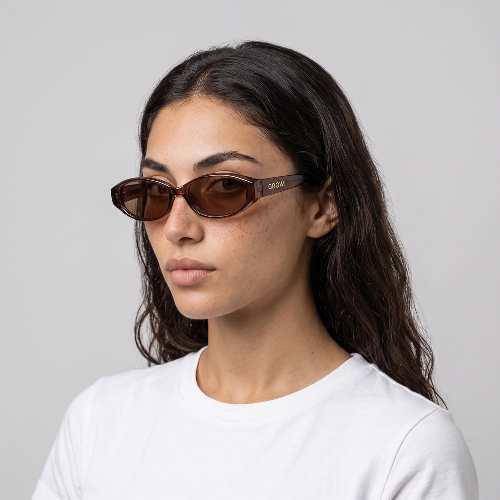 Femme portant les lunettes de soleil Grow Paris SAINT TROPEZ - MARRON