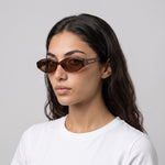 Femme portant les lunettes de soleil Grow Paris SAINT TROPEZ - MARRON