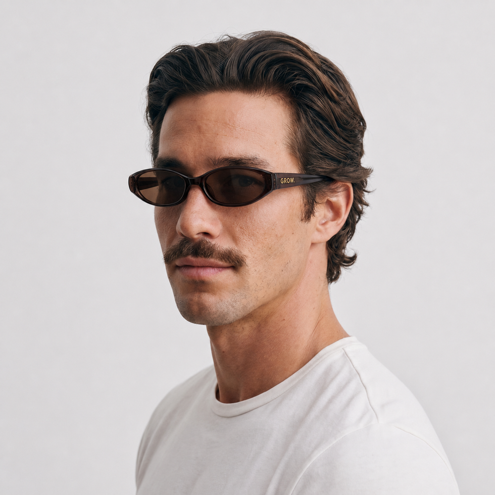 Homme portant les lunettes de soleil Grow Paris SAINT TROPEZ - MARRON