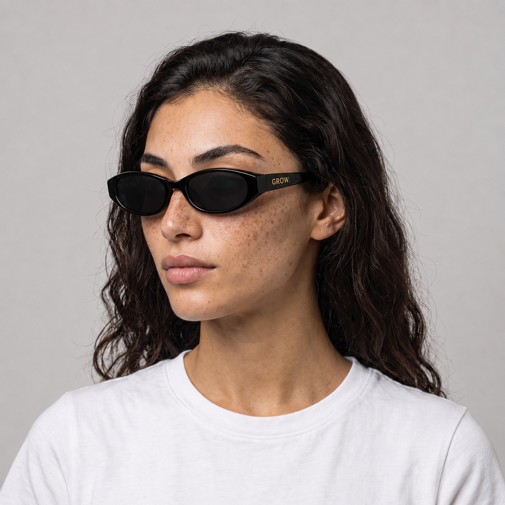 Femme portant les lunettes de soleil Grow Paris SAINT TROPEZ - NOIR