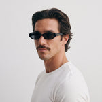 Homme portant les lunettes de soleil Grow Paris SAINT TROPEZ - NOIR