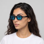 Femme portant les lunettes de soleil Grow Paris SANTORINI - BLEU 2