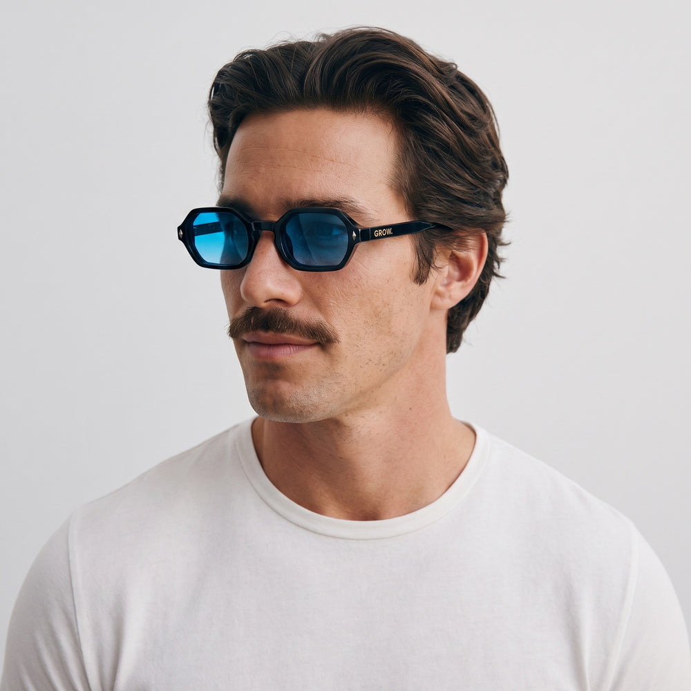 Homme portant les lunettes de soleil Grow Paris SANTORINI - BLEU 2