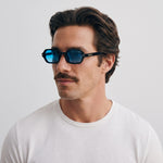 Homme portant les lunettes de soleil Grow Paris SANTORINI - BLEU 2