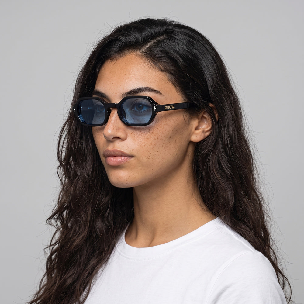 Femme portant les lunettes de soleil Grow Paris SANTORINI - BLEU