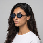 Femme portant les lunettes de soleil Grow Paris SANTORINI - BLEU