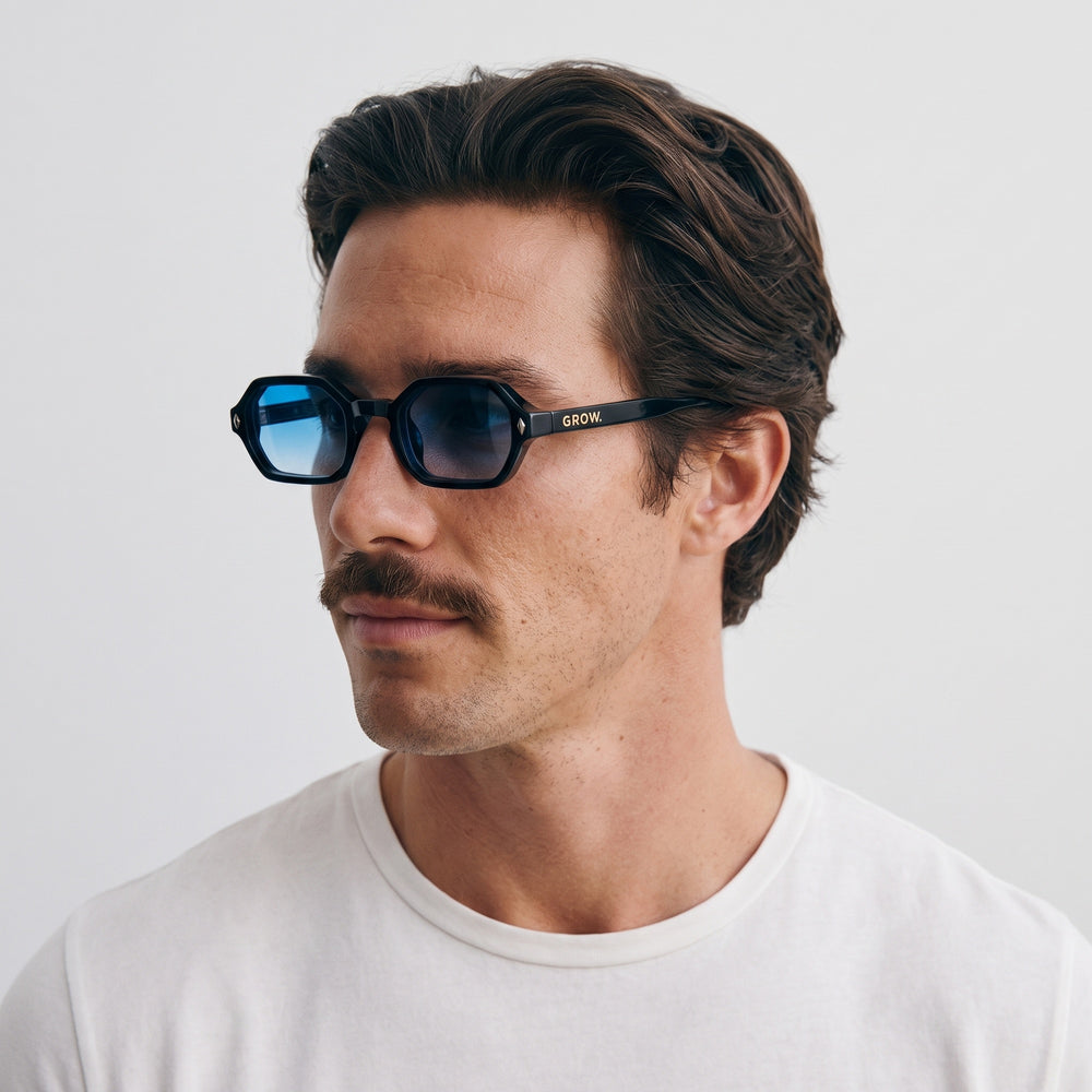 Homme portant les lunettes de soleil Grow Paris SANTORINI - BLEU