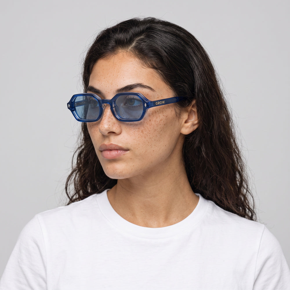 Femme portant les lunettes de soleil Grow Paris SANTORINI - BLEU FULL