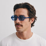 Homme portant les lunettes de soleil Grow Paris SANTORINI - BLEU FULL