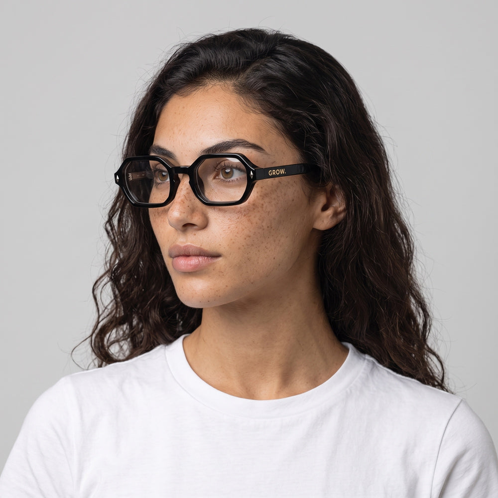 Femme portant les lunettes de soleil Grow Paris SANTORINI - CLEAR