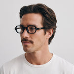 Homme portant les lunettes de soleil Grow Paris SANTORINI - CLEAR