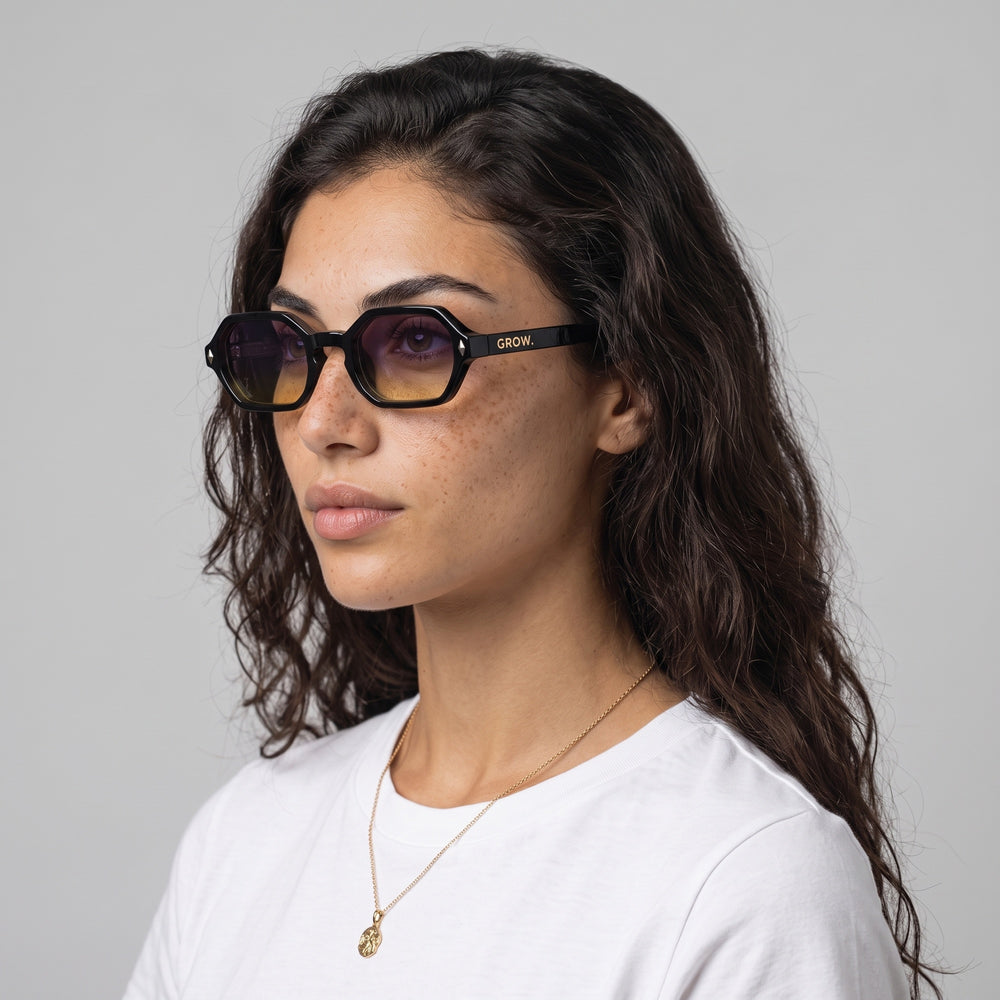Femme portant les lunettes de soleil Grow Paris SANTORINI - DEGRADE VIOLET JAUNE