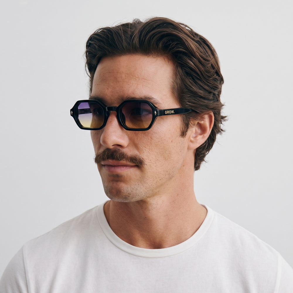 Homme portant les lunettes de soleil Grow Paris SANTORINI - DEGRADE VIOLET JAUNE