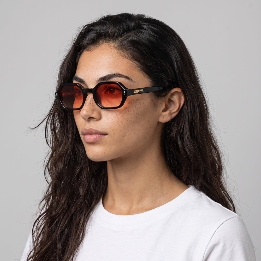 Femme portant les lunettes de soleil Grow Paris SANTORINI - ORANGE