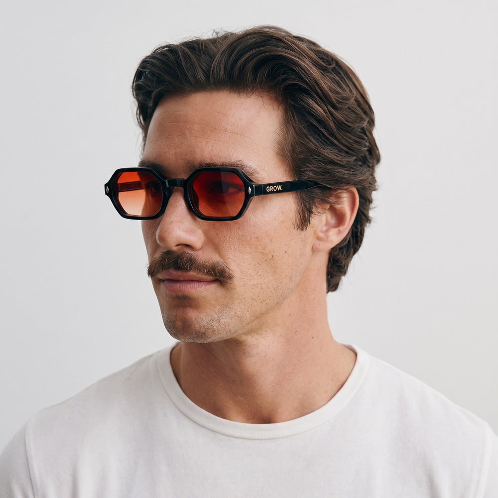 Homme portant les lunettes de soleil Grow Paris SANTORINI - ORANGE