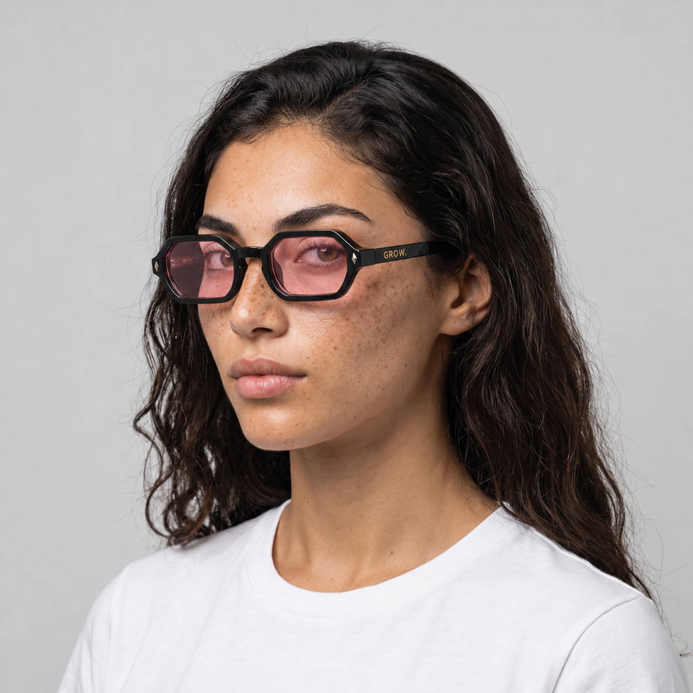 Femme portant les lunettes de soleil Grow Paris SANTORINI - ROSE