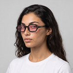 Femme portant les lunettes de soleil Grow Paris SANTORINI - ROSE