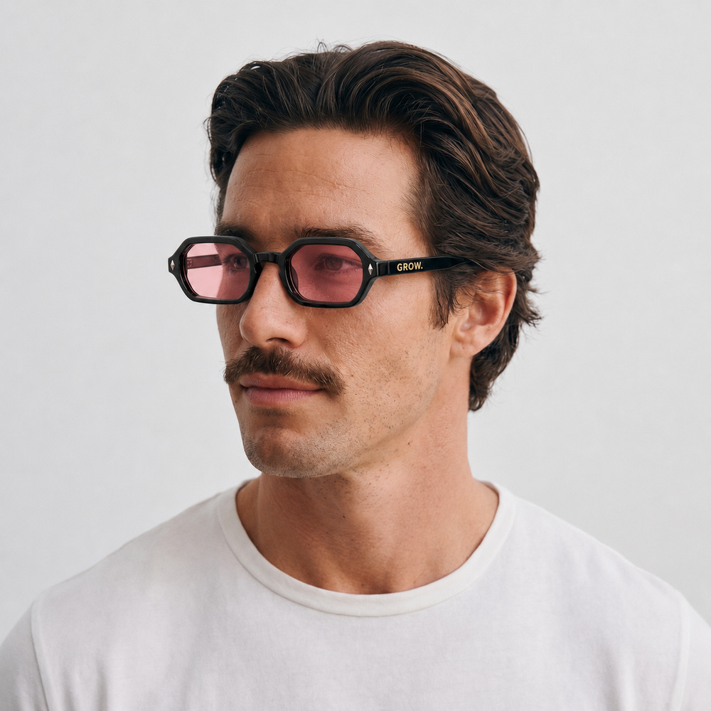 Homme portant les lunettes de soleil Grow Paris SANTORINI - ROSE