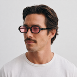Homme portant les lunettes de soleil Grow Paris SANTORINI - ROSE