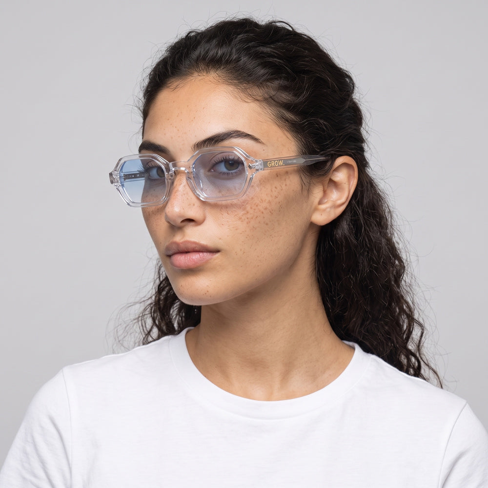 Femme portant les lunettes de soleil Grow Paris SANTORINI - TRANSPARENT BLEU