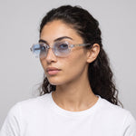 Femme portant les lunettes de soleil Grow Paris SANTORINI - TRANSPARENT BLEU