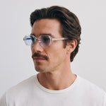 Homme portant les lunettes de soleil Grow Paris SANTORINI - TRANSPARENT BLEU