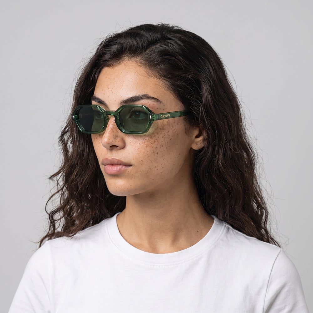 Femme portant les lunettes de soleil Grow Paris SANTORINI - VERT