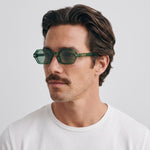 Homme portant les lunettes de soleil Grow Paris SANTORINI - VERT