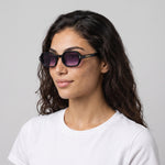 Femme portant les lunettes de soleil Grow Paris SANTORINI - VIOLET