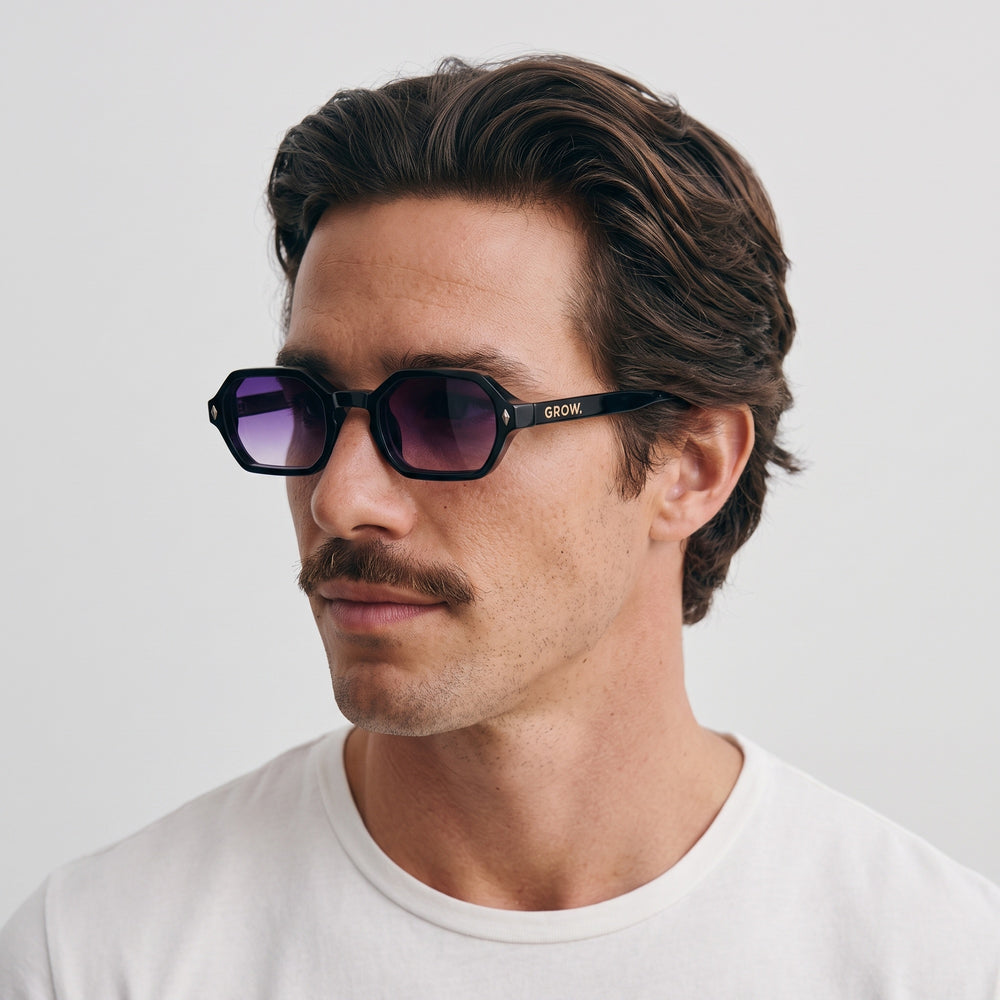 Homme portant les lunettes de soleil Grow Paris SANTORINI - VIOLET