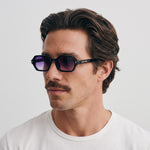 Homme portant les lunettes de soleil Grow Paris SANTORINI - VIOLET